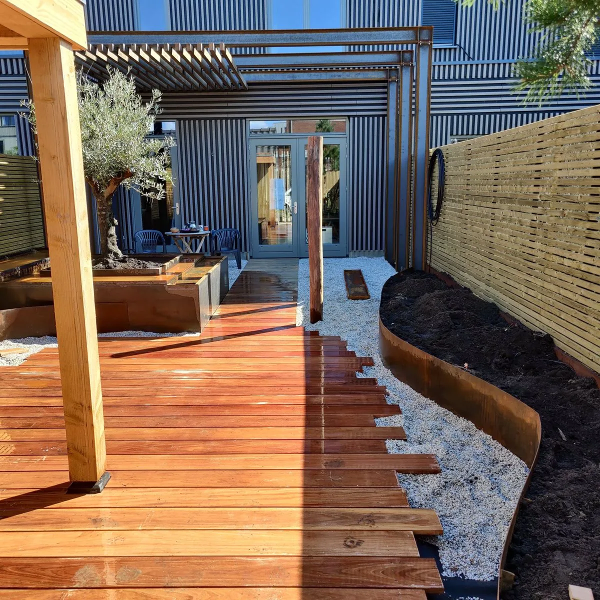 Houten vlonder aan een woning met tuin