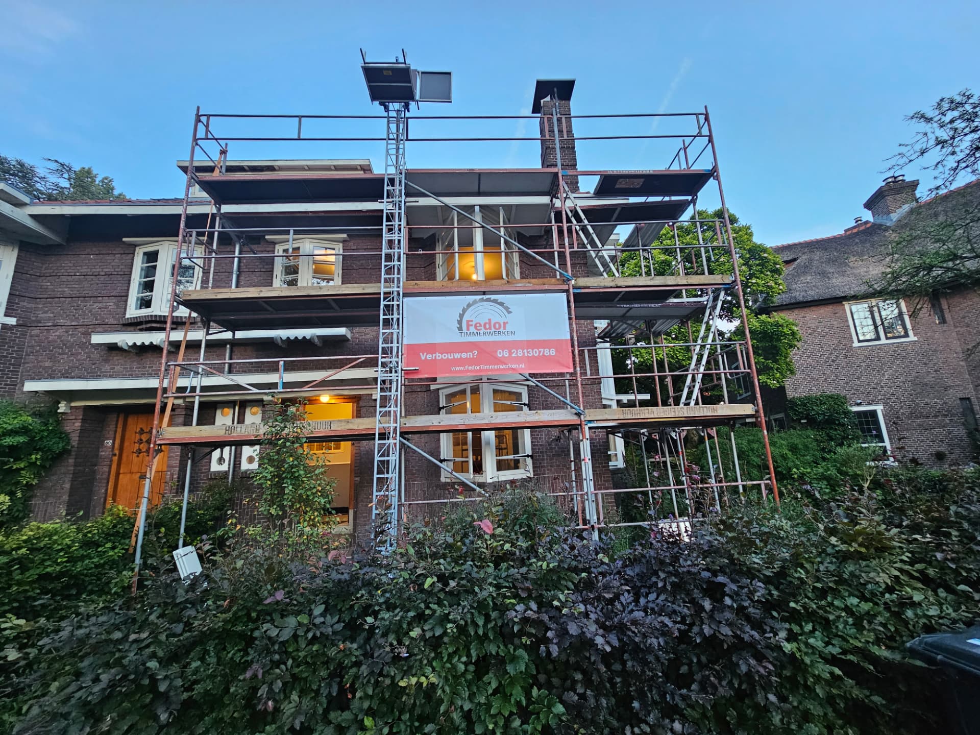 Steiger met Fedor Timmerwerken-spandoek tijdens een verbouwing in Dordrecht