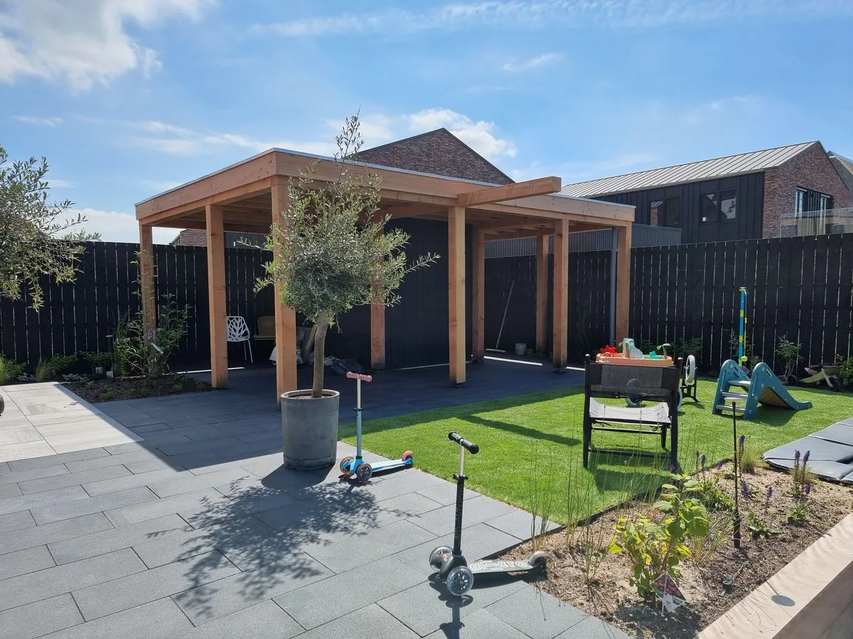 Op maat gebouwde houten schuur of overkapping in de tuin