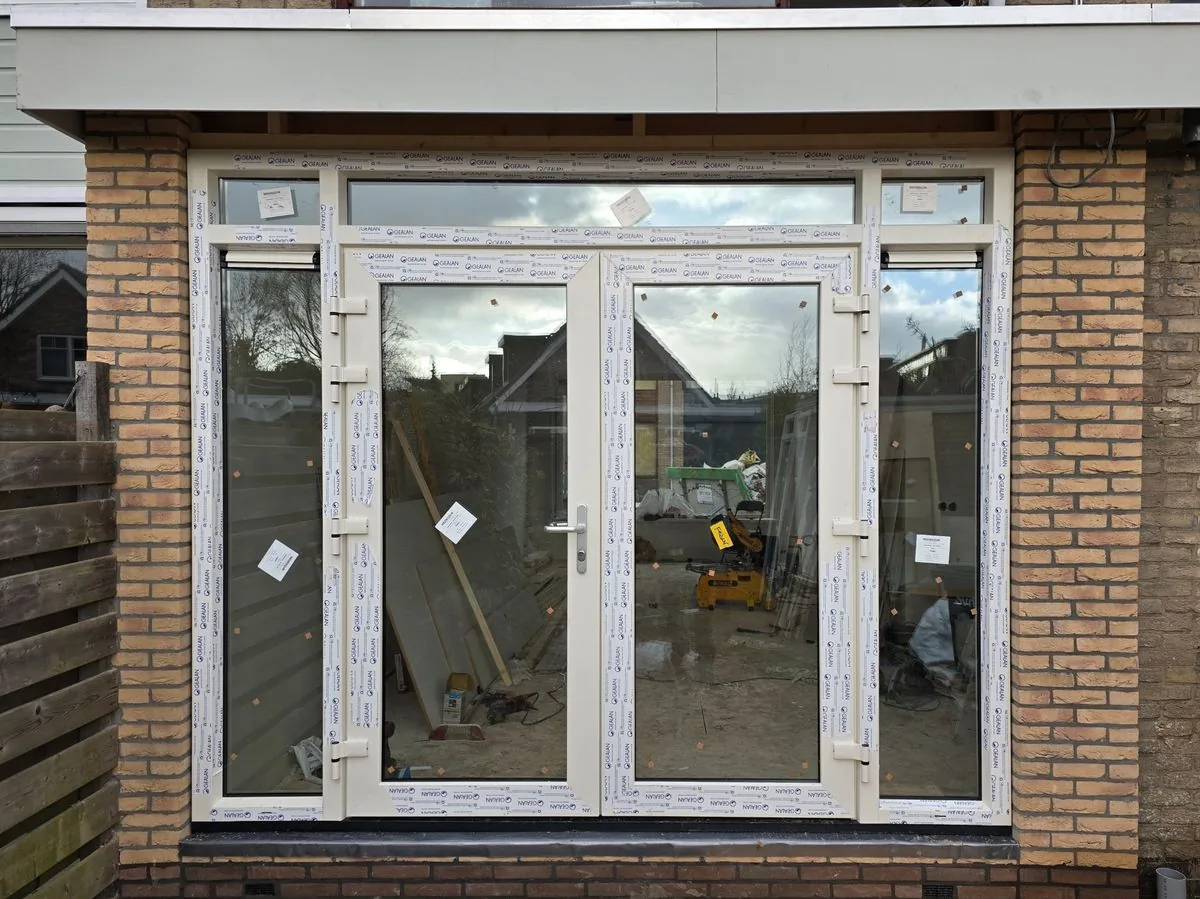 Houten aanbouw aan een woning in Dordrecht